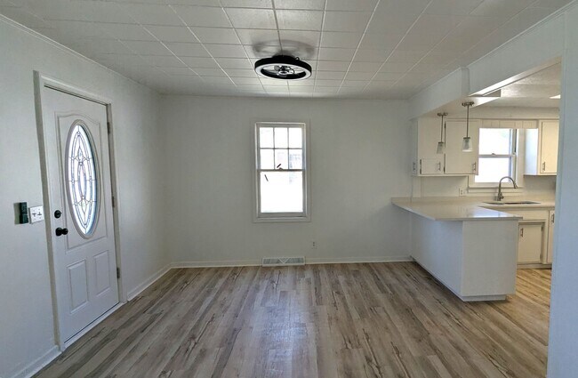 Building Photo - 1874 Manor Dr