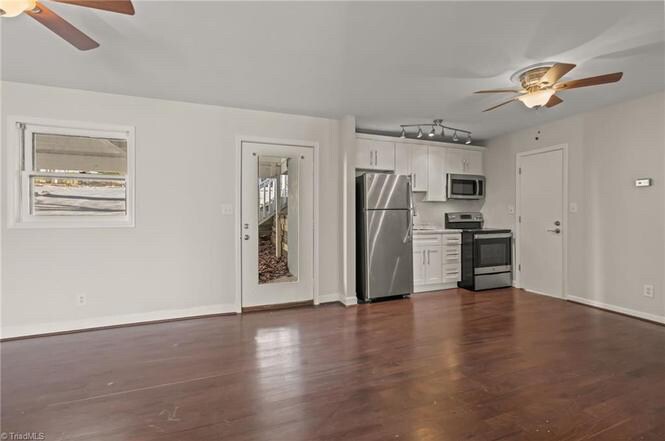 Building Photo - Room in House on Merry Oaks Trail