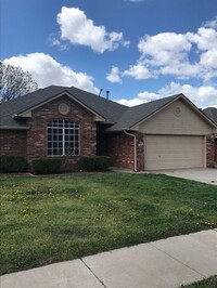 Building Photo - 3 beroom 2 bath home close to OU