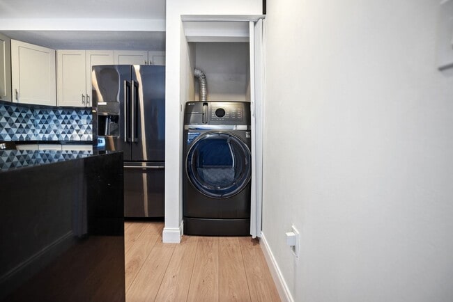 Building Photo - 2 Bed / 2 Bath Condo for Rent – Prime Miami Location