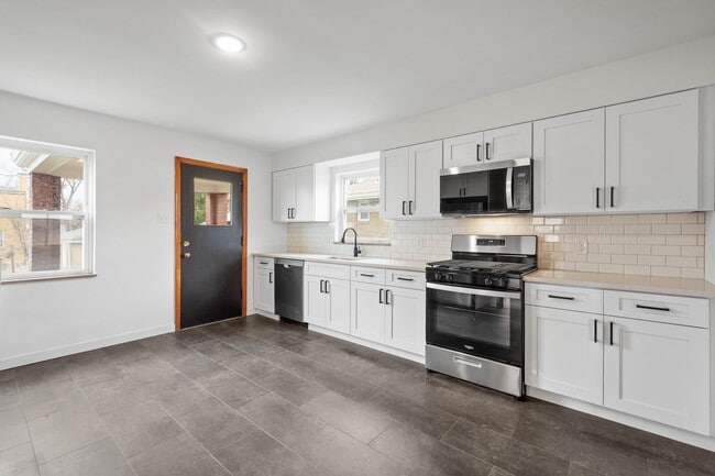 Building Photo - Don’t miss this! Beautifully RENOVATED 3 bedroom in Stowe!!