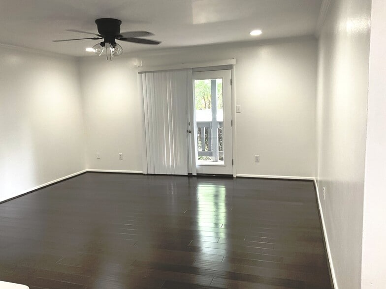 Living room - 1001 Woodland Vlg