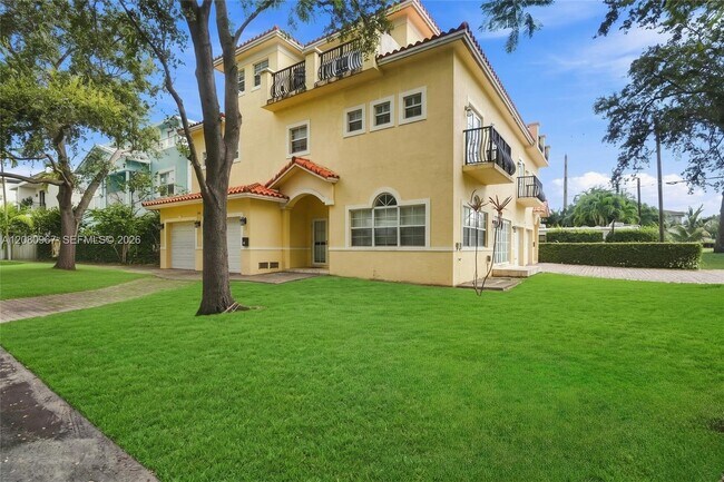 Building Photo - 913 SW 8th St