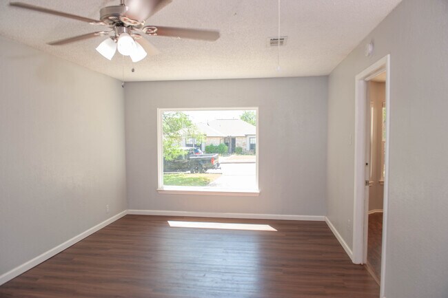 Building Photo - 1002 Cresswell Dr