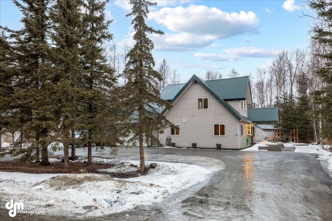 Building Photo - Well-Maintained, Chalet Style Home