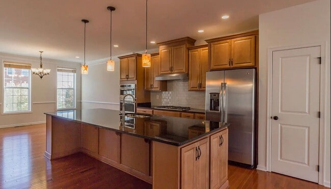 Building Photo - Stunning 3 Level, 3 Bed 3.5 Bath Townhome ...