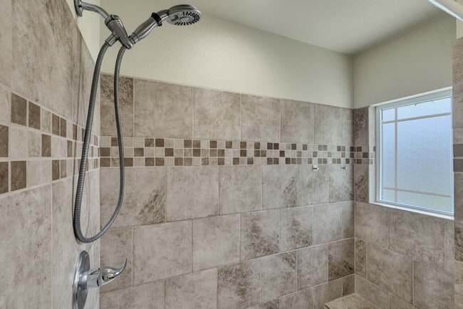 Building Photo - Updated end-unit townhouse for rent!