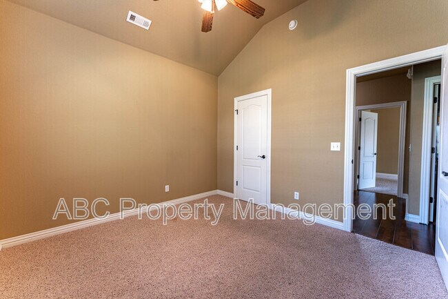 Building Photo - 126 S Angus Ln
