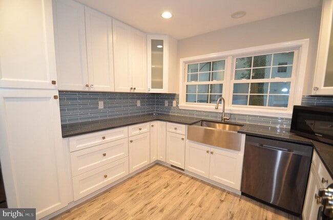 Building Photo - 5200 Kings Park Dr