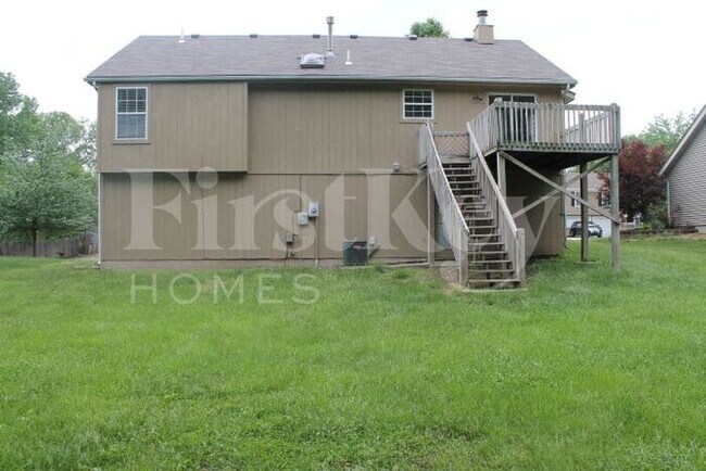 Building Photo - 619 N Crest Dr