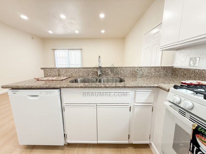 Building Photo - 11459 Collins St