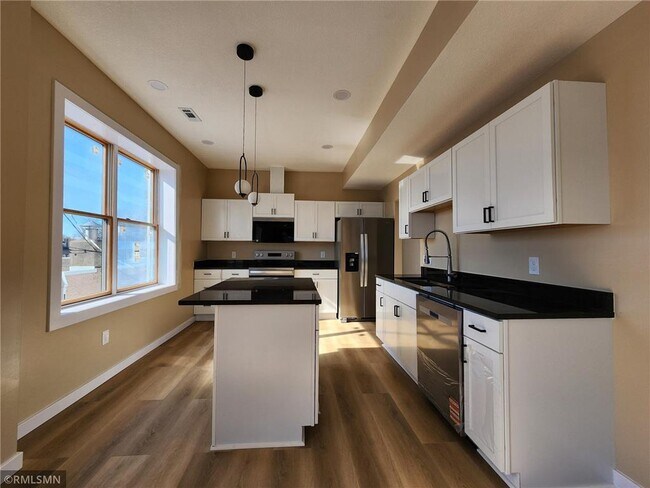 Primary Photo - 1039 Payne Ave