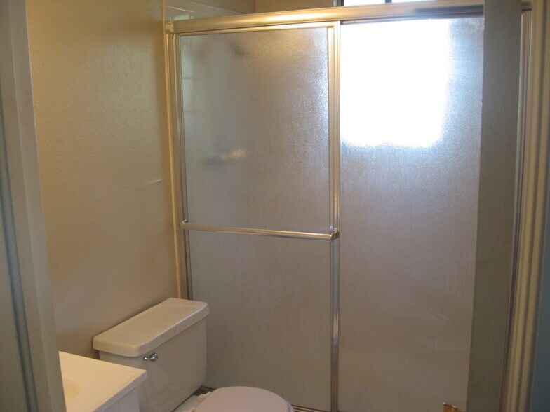 Building Photo - 670 Voiles Pl