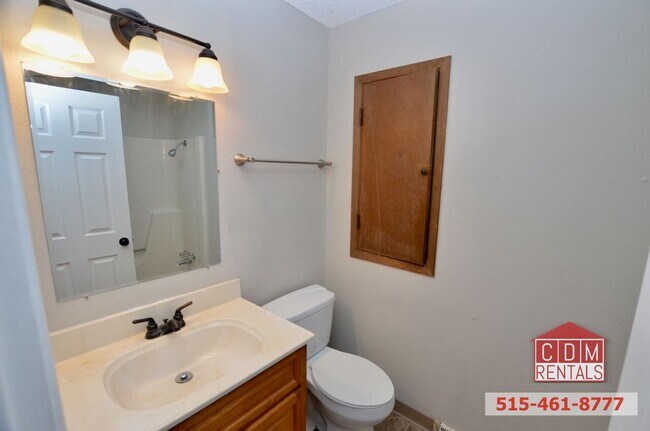 Building Photo - Wonderful Urbandale Home