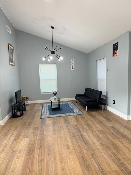 Building Photo - 414 N 60th Way