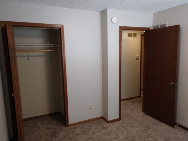 Building Photo - 4 Bedroom Apartment in Central MHK - Near Aggieville!