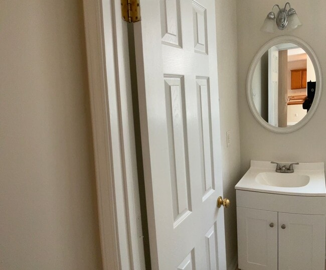 Building Photo - Quiet Neighborhood- Large family living!