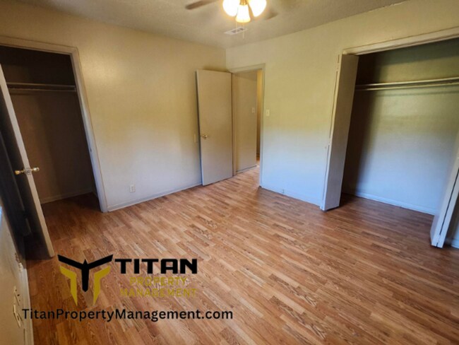Building Photo - 2 bed/1 bath Townhouse