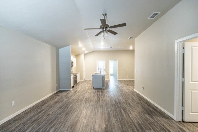 Building Photo - "Charming 3-Bed, 2-Bath Haven with 1,615 Sq Ft in Lubbock's Cozy Kirksey Avenue!" Half off first ...