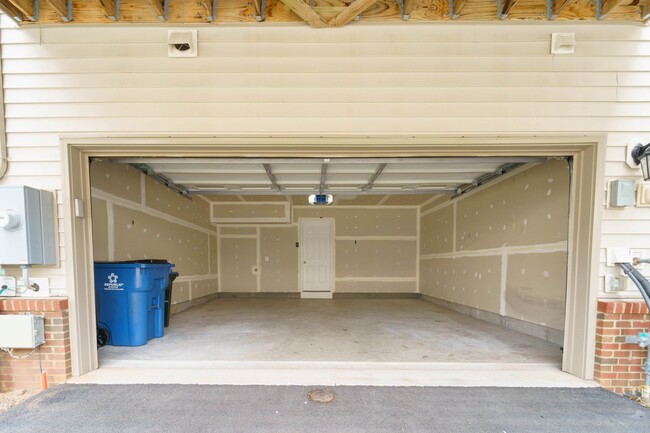 Building Photo - 3 bedroom 3 bath townhouse in Brambleton