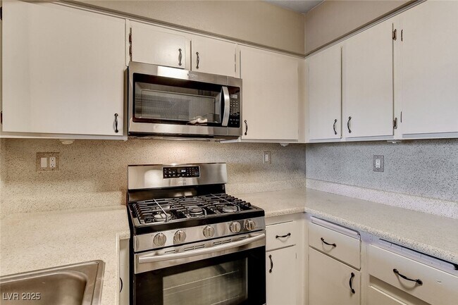 Building Photo - 1544 Hialeah Dr