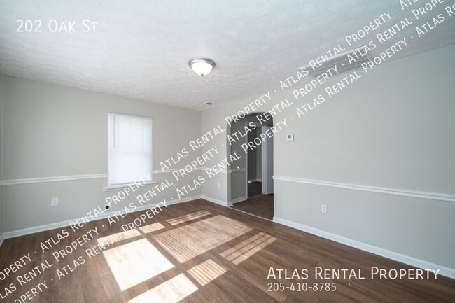 Building Photo - 202 Oak St