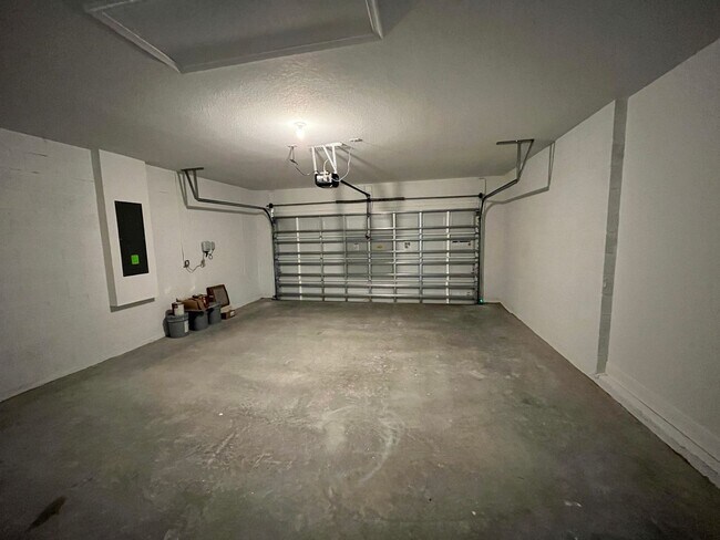 Building Photo - Annual Rental in Port St Lucie