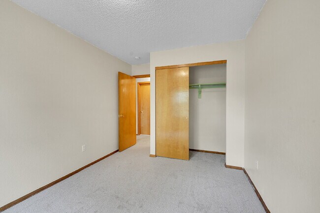 Building Photo - $2,895, 4 bed, 3 bath, located in Westmins...