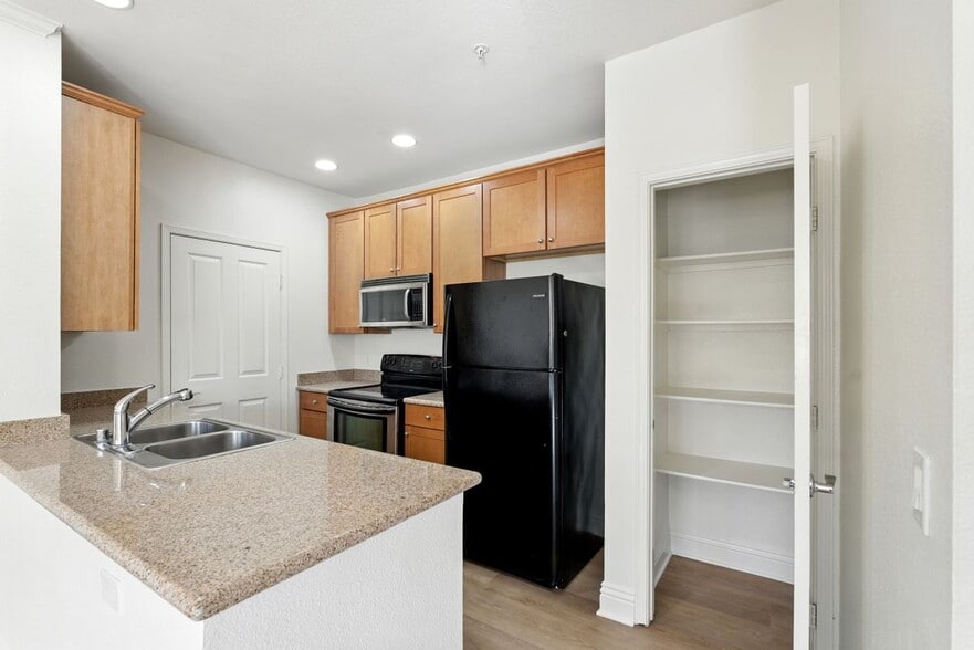 Building Photo - 22681 Oakgrove, 225