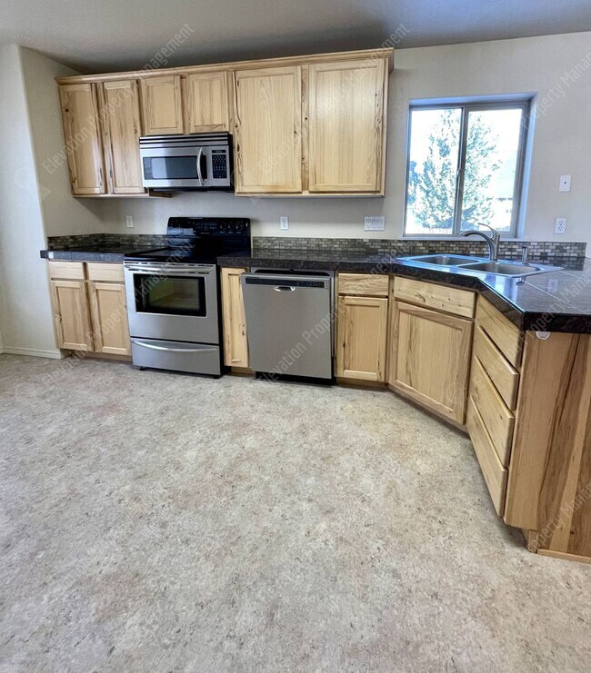 Building Photo - Charming 3-bedroom in heart of Sisters