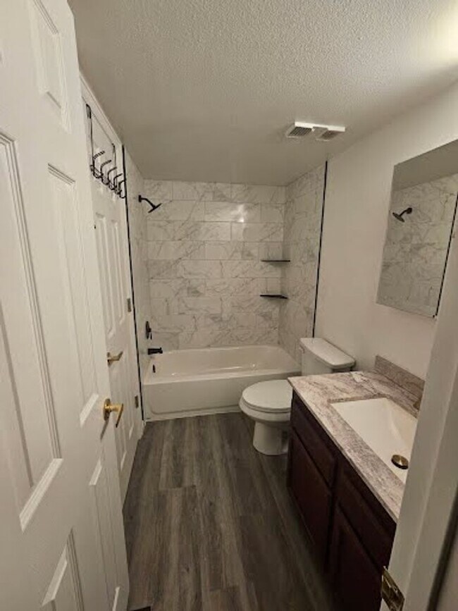 Building Photo - FREE 43" TV!  Ground-Level 1-Bedroom Condo in Southeast Aurora