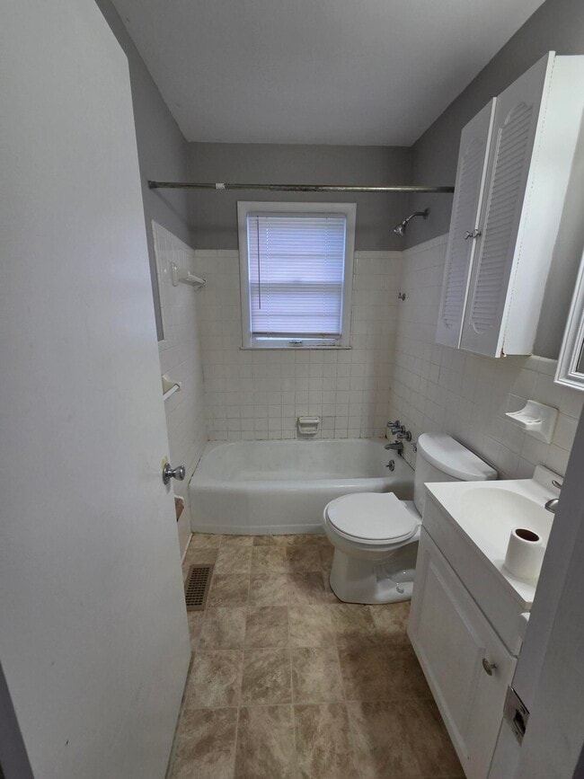 Building Photo - 2144 Tamarack Dr