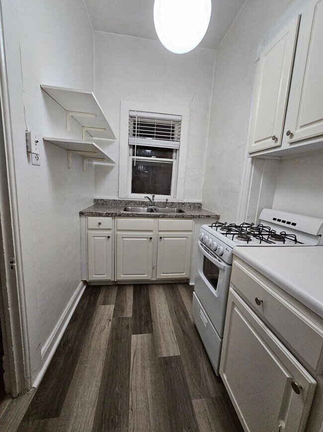 Building Photo - Charming Cap Hill 1 Bedroom w/ Claw Foot Tub