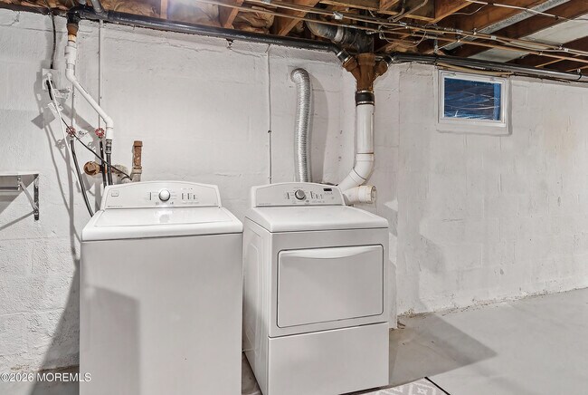 Building Photo - 96 Lakeshore Dr