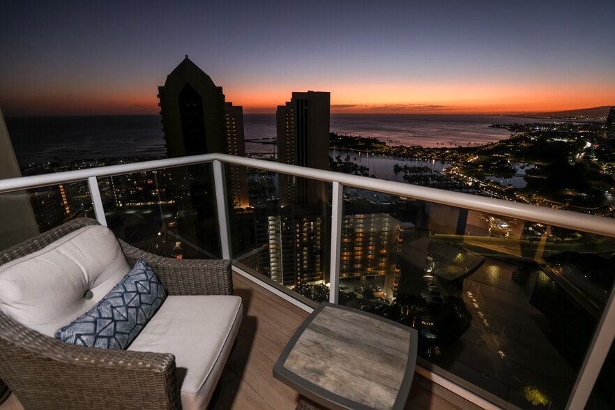 Building Photo - 1551 Ala Wai Blvd