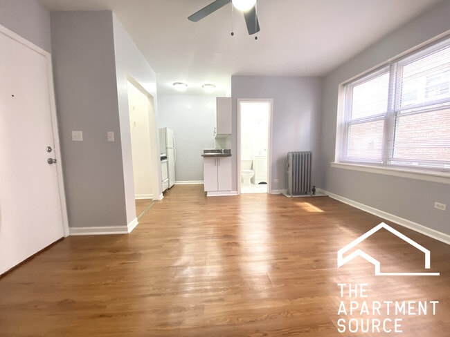 Building Photo - 4241 N Kenmore Ave