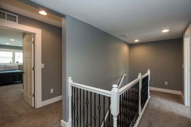 Building Photo - $4,400 | 5 Bedroom, 3 Bathroom House | Pet...