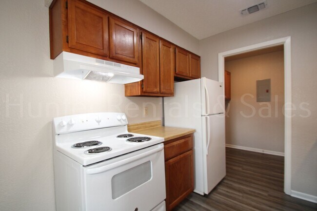 Building Photo - Move-In Today!