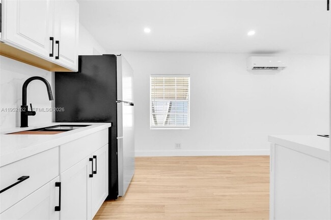 Building Photo - 2419 Coolidge St