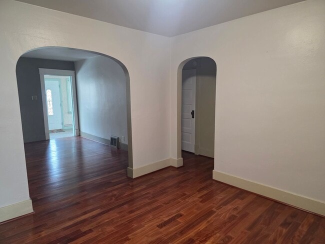 Building Photo - 3-Bedroom, 1-Bathroom Home with Basement & Garage – $1,375/Month | Accepting Section 8