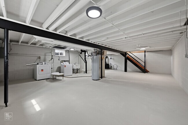 Building Photo - 114 S Willow Ln