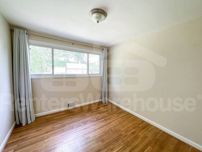 Building Photo - 10307 Insley St