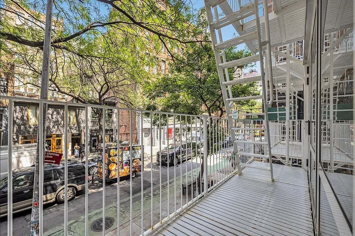 Building Photo - 20 E 13th St