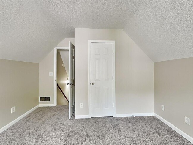 Building Photo - 220 Ashland Manor Dr