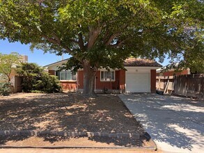 Building Photo - Beautiful 3 bedroom 2 bath home.