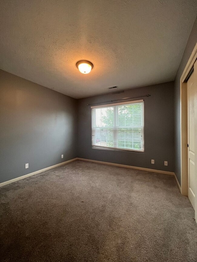 Building Photo - Must See Elkhorn Home!!
