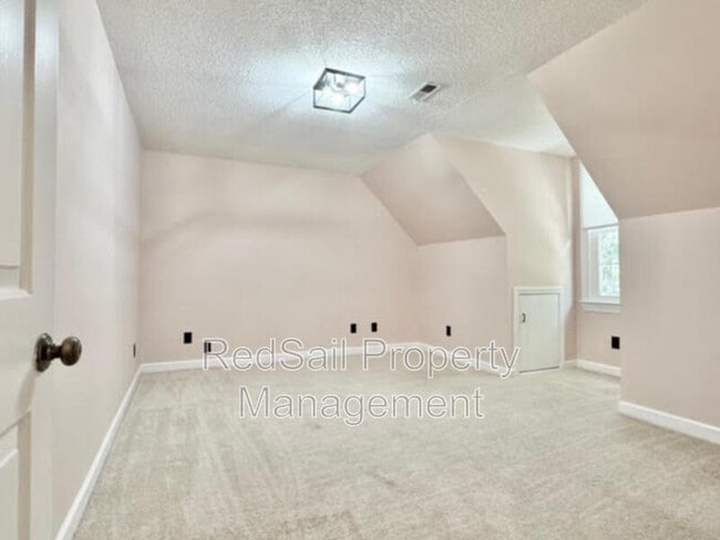 Building Photo - 114 Barclay Crescent