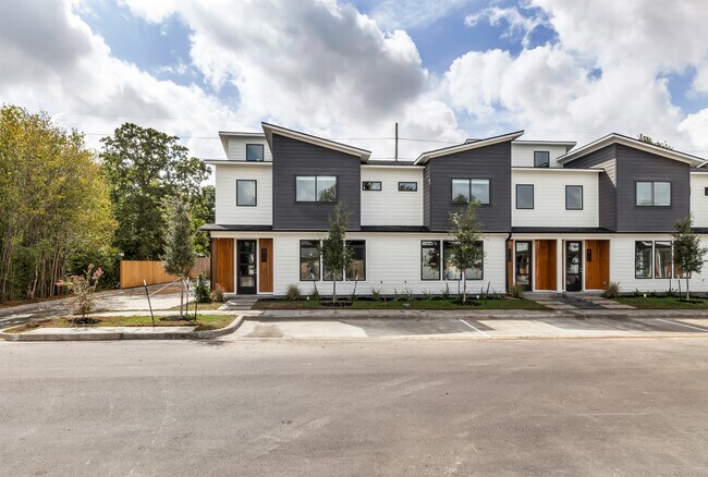 Primary Photo - 213 Lynn Dr