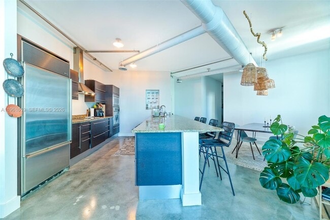 Building Photo - 700 NE 25th St