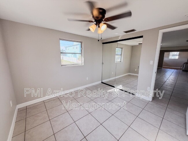 Building Photo - 818 Bayview Dr